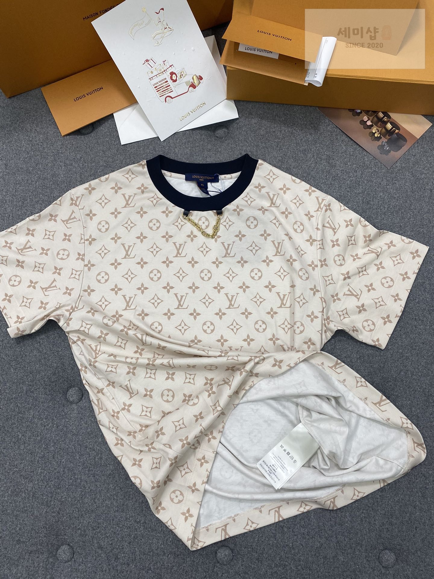 Louis Vuitton 루이비통 3D 모노그램 그래픽 레큘러 핏 반팔 티셔츠 의류 6번 이미지