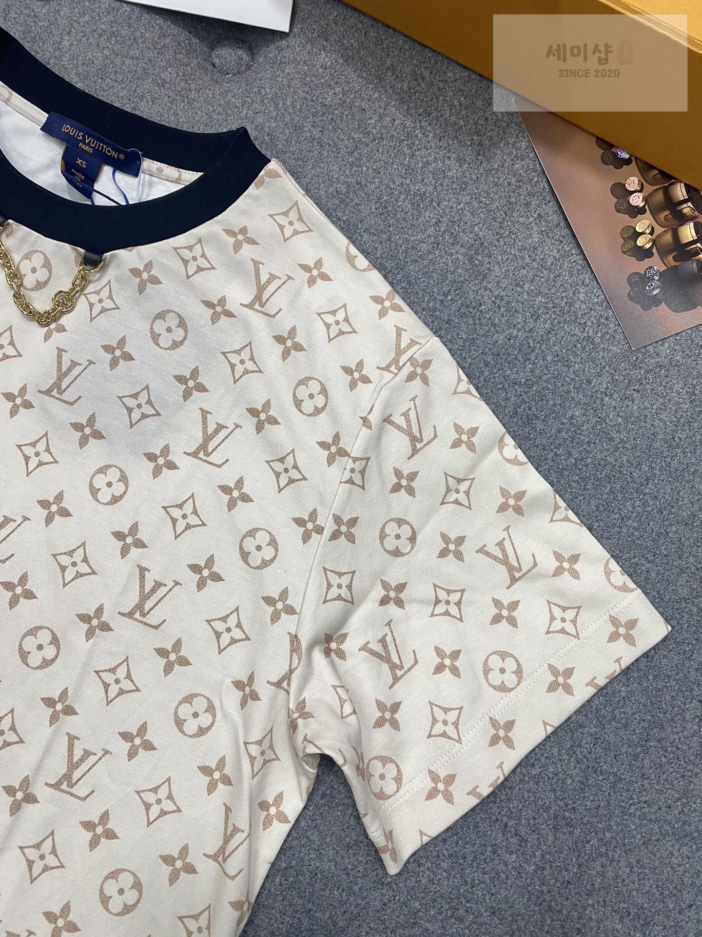 Louis Vuitton 루이비통 3D 모노그램 그래픽 레큘러 핏 반팔 티셔츠 의류 8번 이미지