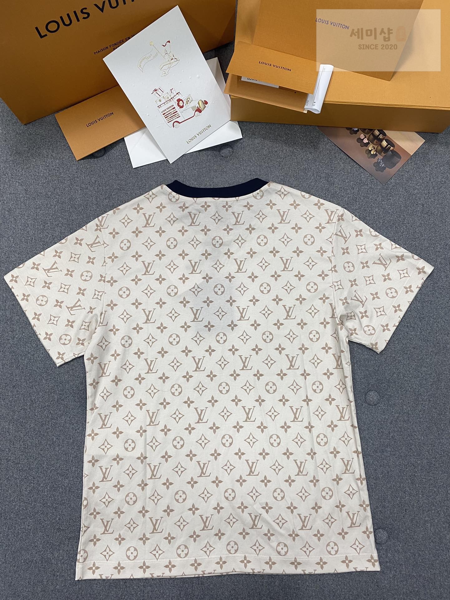 Louis Vuitton 루이비통 3D 모노그램 그래픽 레큘러 핏 반팔 티셔츠 의류 11번 이미지