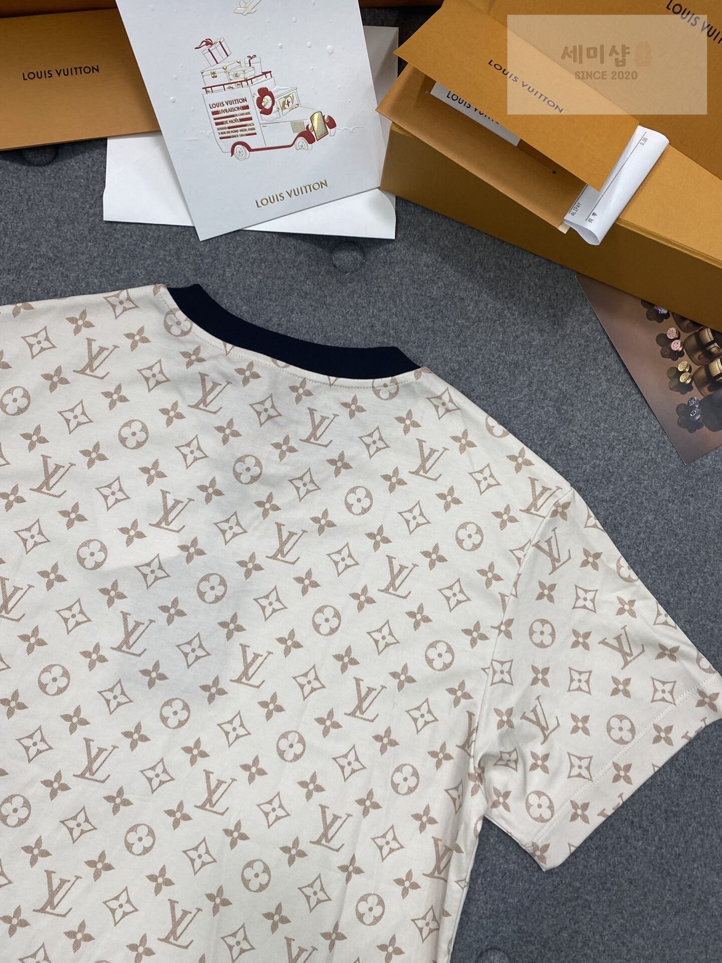 Louis Vuitton 루이비통 3D 모노그램 그래픽 레큘러 핏 반팔 티셔츠 의류 12번 이미지