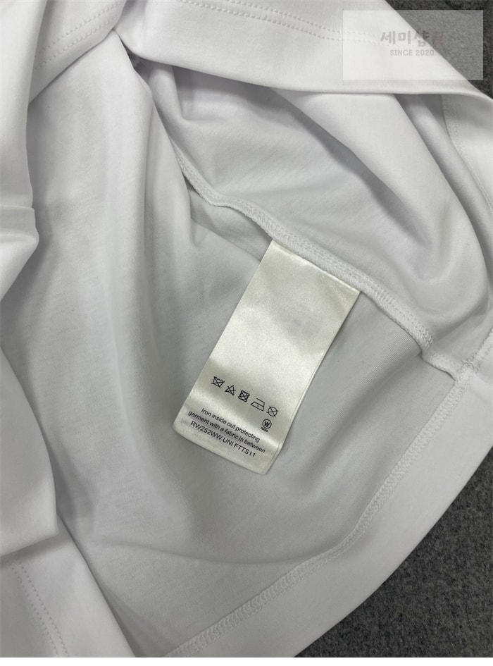 Louis Vuitton 루이비통 LV 스템프 크롭 탑 의류 20번 이미지