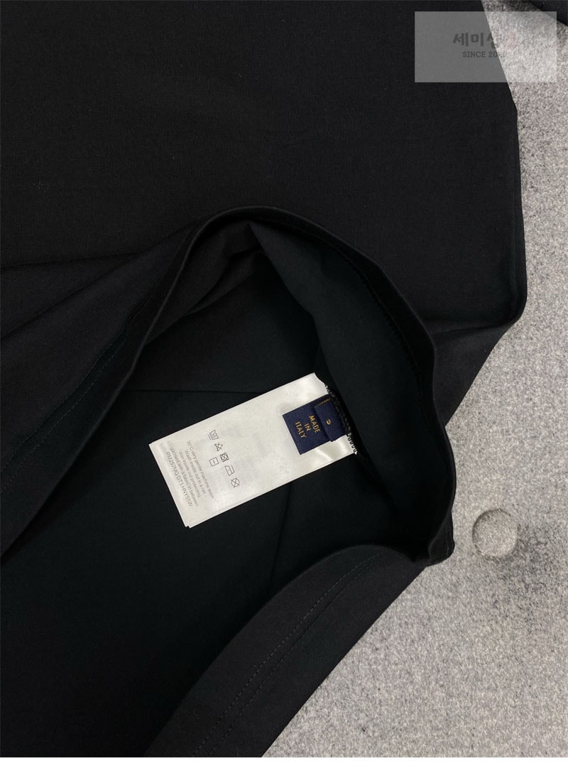 Louis Vuitton 루이비통 LV 엠보스드 반팔 티셔츠 블랙 의류 3번 이미지