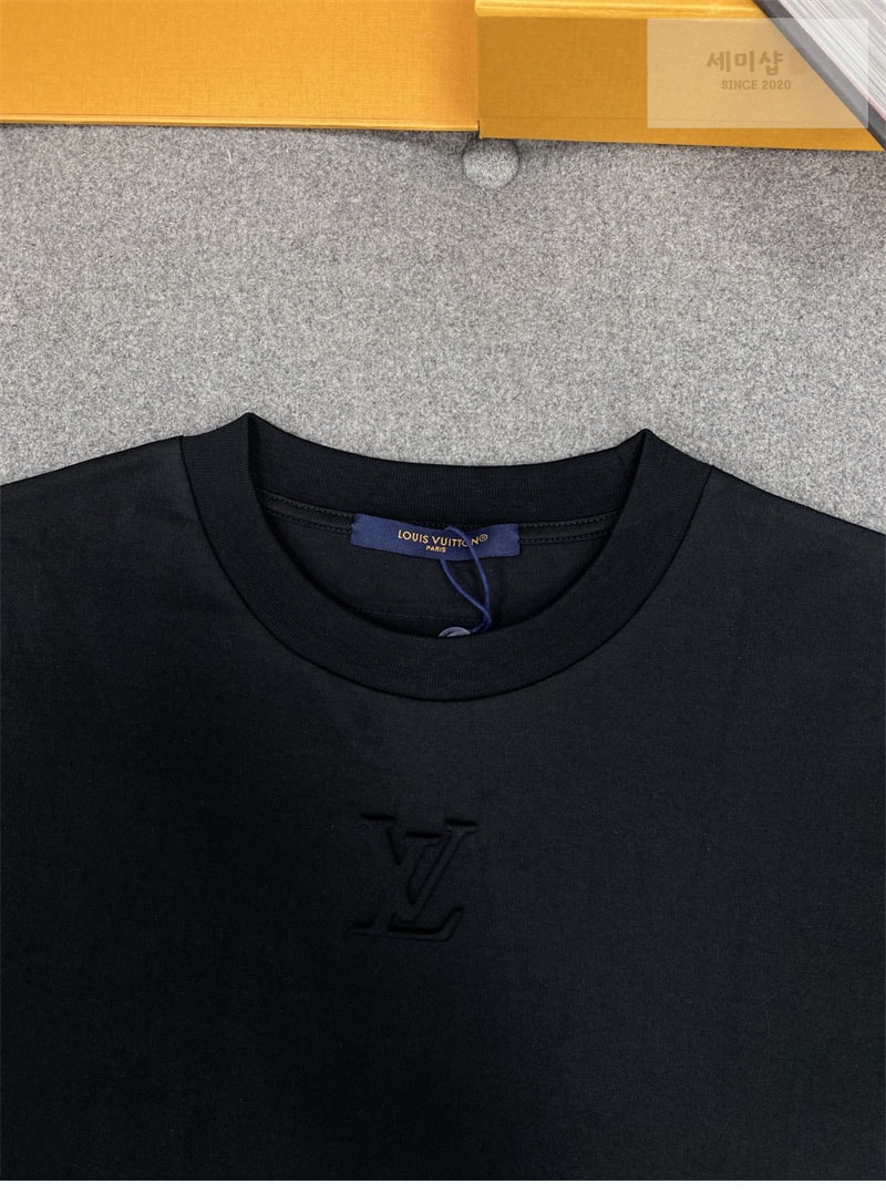 Louis Vuitton 루이비통 LV 엠보스드 반팔 티셔츠 블랙 의류 4번 이미지