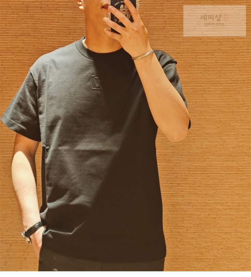 Louis Vuitton 루이비통 LV 엠보스드 반팔 티셔츠 블랙 의류 12번 이미지
