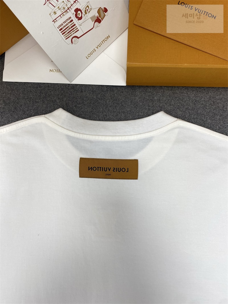 Louis Vuitton 루이비통 LV 엠보스드 반팔 티셔츠 블랙 의류 20번 이미지