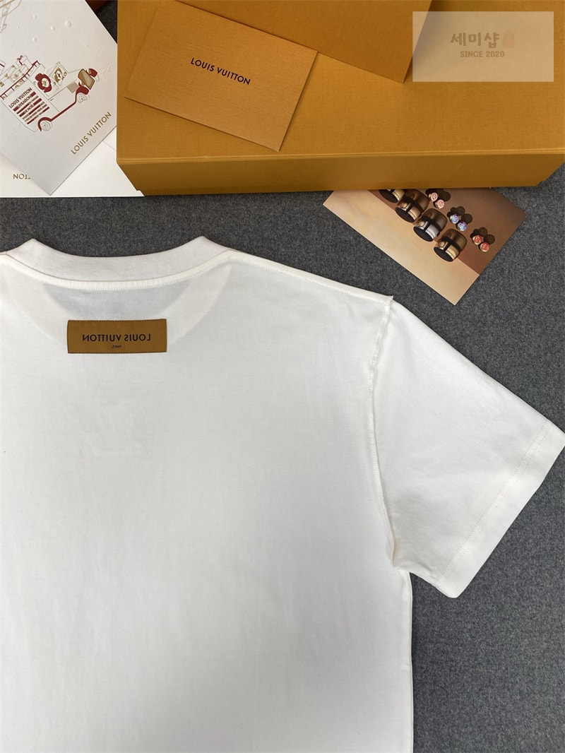 Louis Vuitton 루이비통 LV 엠보스드 반팔 티셔츠 블랙 의류 21번 이미지