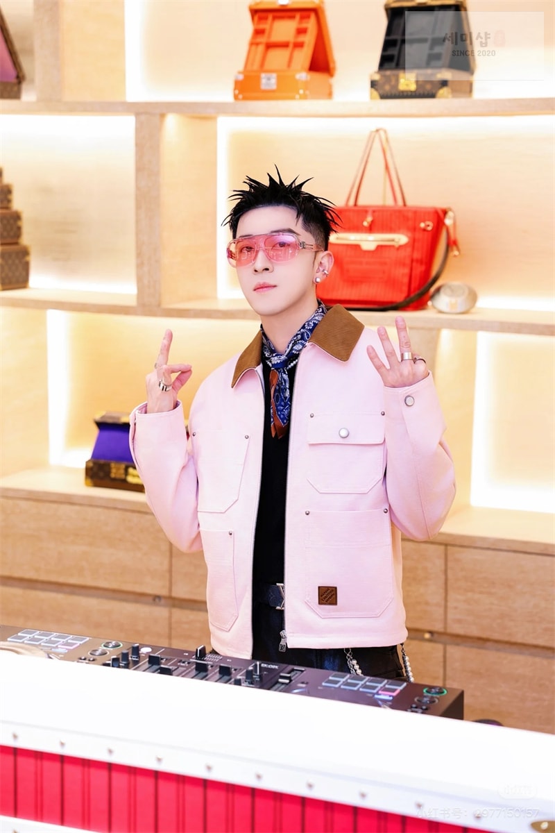 Louis Vuitton 루이비통 x 니고 리브드 코듀로이 카라 워크웨어 블루종 의류 2번 이미지
