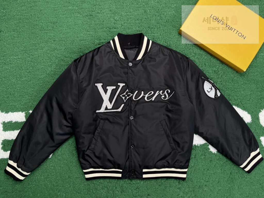 Louis Vuitton 24SS루이비통 엠브로이더드 나일론 베이스볼 블루종 점퍼 블랙 의류 4번 이미지