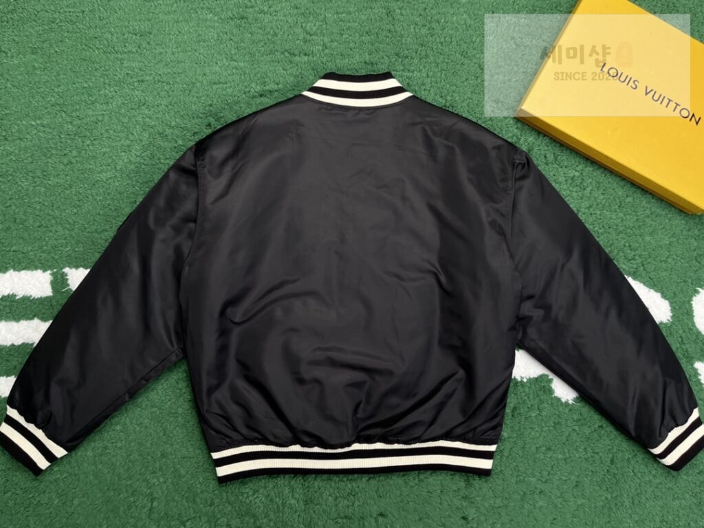 Louis Vuitton 24SS루이비통 엠브로이더드 나일론 베이스볼 블루종 점퍼 블랙 의류 5번 이미지