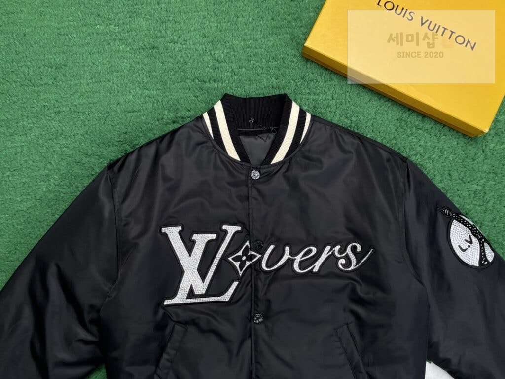 Louis Vuitton 24SS루이비통 엠브로이더드 나일론 베이스볼 블루종 점퍼 블랙 의류 15번 이미지