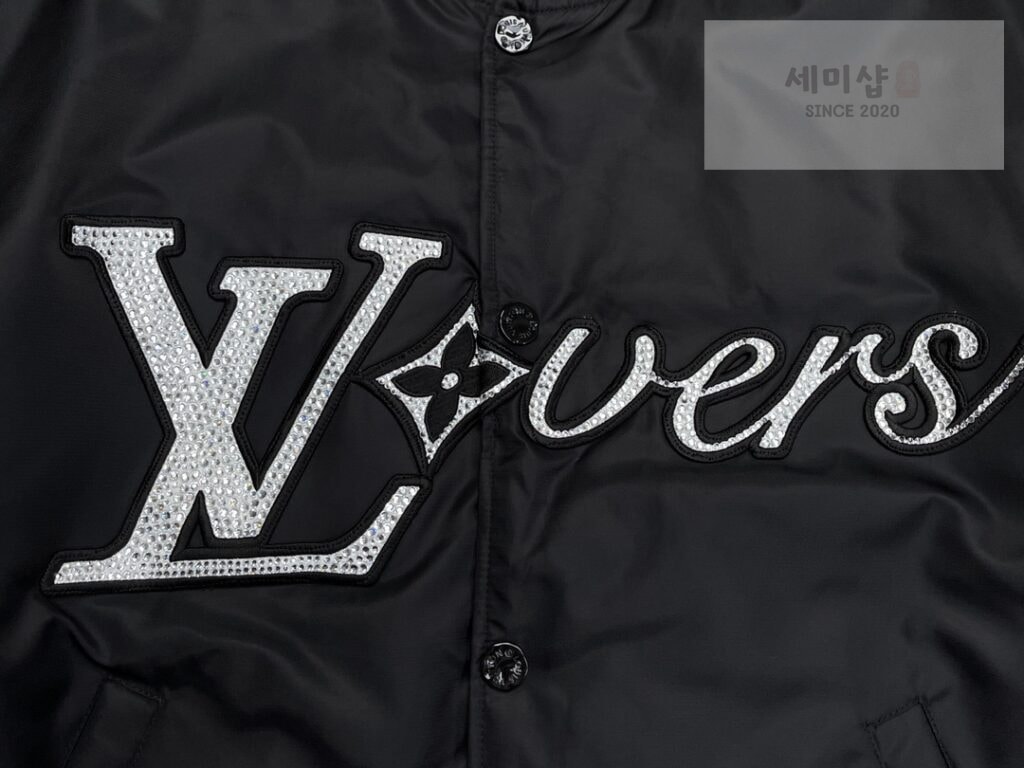 Louis Vuitton 24SS루이비통 엠브로이더드 나일론 베이스볼 블루종 점퍼 블랙 의류 14번 이미지