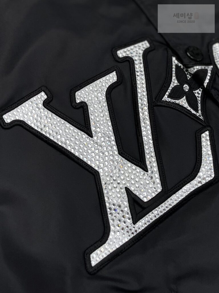 Louis Vuitton 24SS루이비통 엠브로이더드 나일론 베이스볼 블루종 점퍼 블랙 의류 13번 이미지