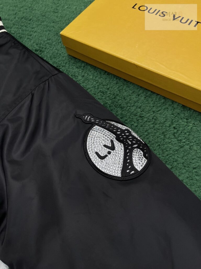 Louis Vuitton 24SS루이비통 엠브로이더드 나일론 베이스볼 블루종 점퍼 블랙 의류 6번 이미지