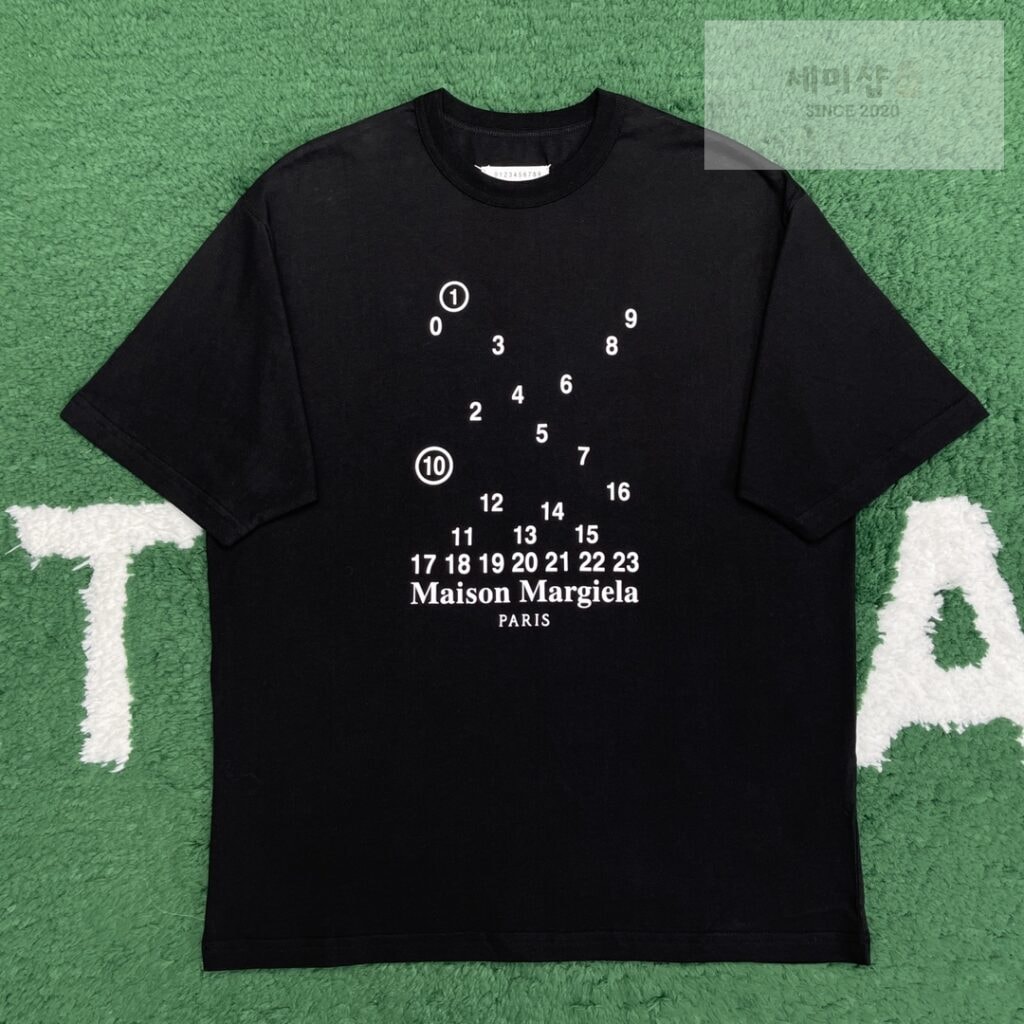 Maison Margiela 마르지엘라 24SS 뉴메릭 로고 반팔 티셔츠 블랙 레플리카 1번 이미지 - 의류 | 세미샵 레플리카 사이트