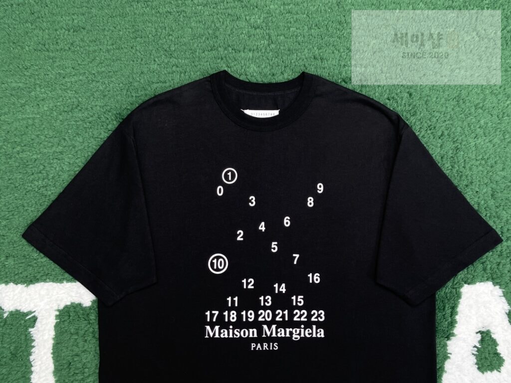 Maison Margiela 마르지엘라 24SS 뉴메릭 로고 반팔 티셔츠 블랙 레플리카 4번 이미지 - 의류 | 세미샵 레플리카 사이트