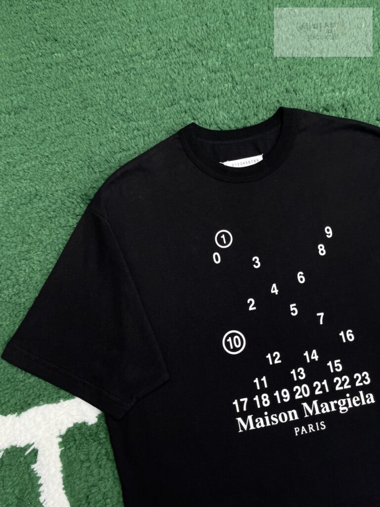 Maison Margiela 마르지엘라 24SS 뉴메릭 로고 반팔 티셔츠 블랙 레플리카 8번 이미지 - 의류 | 세미샵 레플리카 사이트