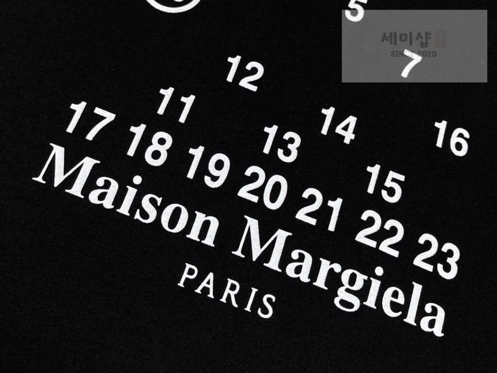 Maison Margiela 마르지엘라 24SS 뉴메릭 로고 반팔 티셔츠 블랙 레플리카 5번 이미지 - 의류 | 세미샵 레플리카 사이트