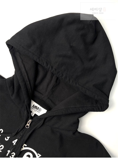 Maison Margiela 메종마르지엘라 MM6 넘버드 로고 프린트 반집업 후디 의류 4번 이미지
