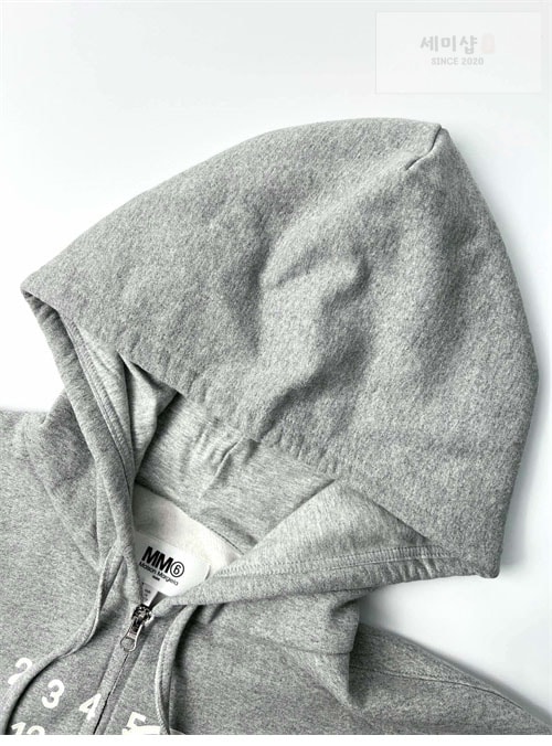 Maison Margiela 메종마르지엘라 MM6 넘버드 로고 프린트 반집업 후디 의류 11번 이미지