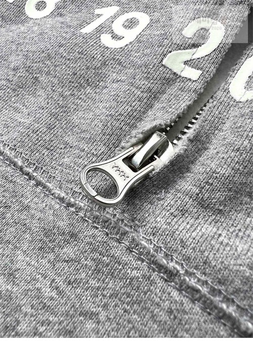 Maison Margiela 메종마르지엘라 MM6 넘버드 로고 프린트 반집업 후디 의류 14번 이미지