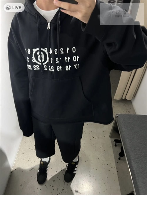 Maison Margiela 메종마르지엘라 MM6 넘버드 로고 프린트 반집업 후디 의류 17번 이미지