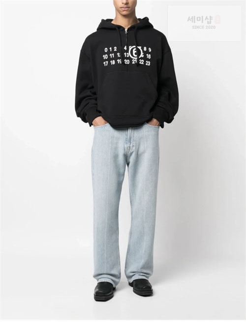 Maison Margiela 메종마르지엘라 MM6 넘버드 로고 프린트 반집업 후디 의류 18번 이미지