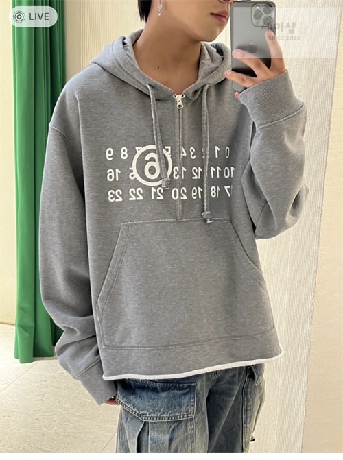 Maison Margiela 메종마르지엘라 MM6 넘버드 로고 프린트 반집업 후디 의류 19번 이미지