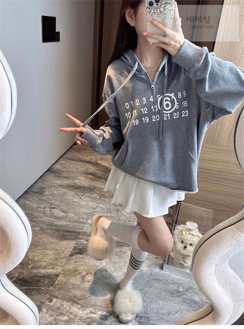 Maison Margiela 메종마르지엘라 MM6 넘버드 로고 프린트 반집업 후디 의류 26번 이미지