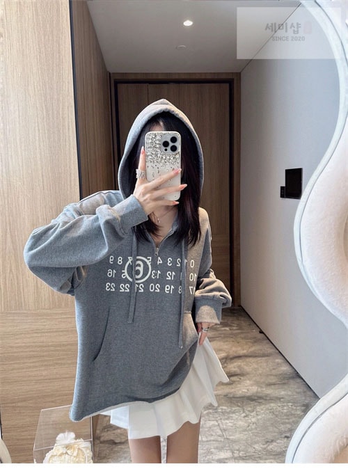 Maison Margiela 메종마르지엘라 MM6 넘버드 로고 프린트 반집업 후디 의류 21번 이미지