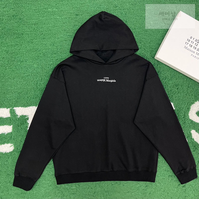 Maison Margiela 메종마르지엘라 MM6 업사이드 다운 자수 로고 후디 2컬러 레플리카 1번 이미지 - 의류 | 세미샵 레플리카 사이트