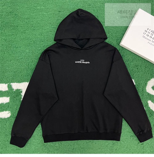 Maison Margiela 메종마르지엘라 MM6 업사이드 다운 자수 로고 후디 2컬러 레플리카 3번 이미지 - 의류 | 세미샵 레플리카 사이트