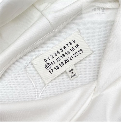 Maison Margiela 메종마르지엘라 MM6 업사이드 다운 자수 로고 후디 2컬러 레플리카 26번 이미지 - 의류 | 세미샵 레플리카 사이트