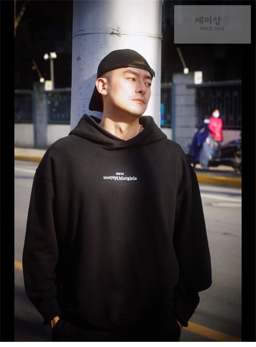 Maison Margiela 메종마르지엘라 MM6 업사이드 다운 자수 로고 후디 2컬러 레플리카 17번 이미지 - 의류 | 세미샵 레플리카 사이트