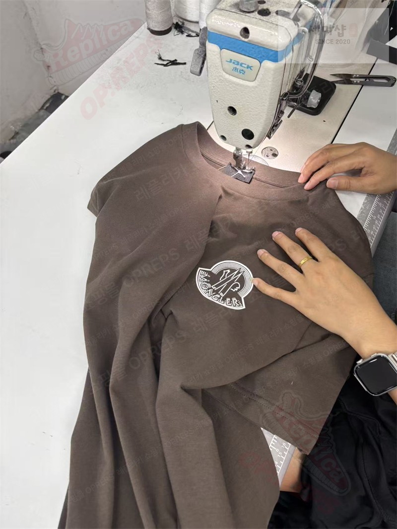 Moncler 몽클레어 로고 프린트 패치 코튼 티셔츠 블랙 의류 23번 이미지