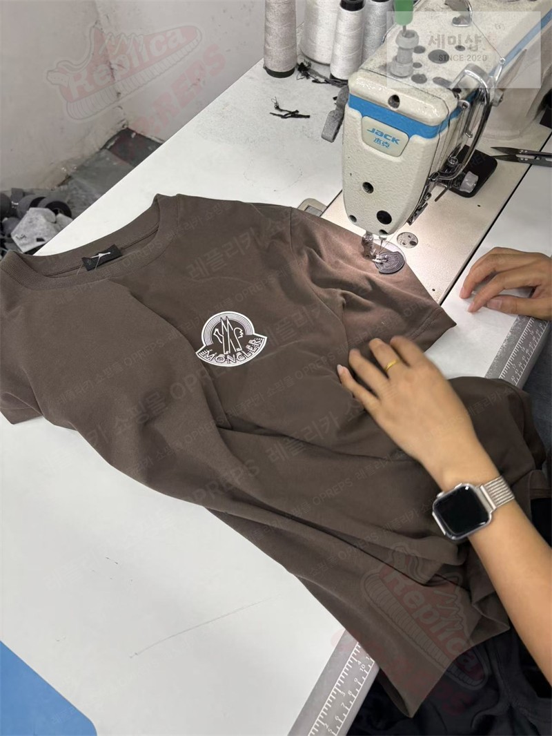 Moncler 몽클레어 로고 프린트 패치 코튼 티셔츠 블랙 의류 24번 이미지