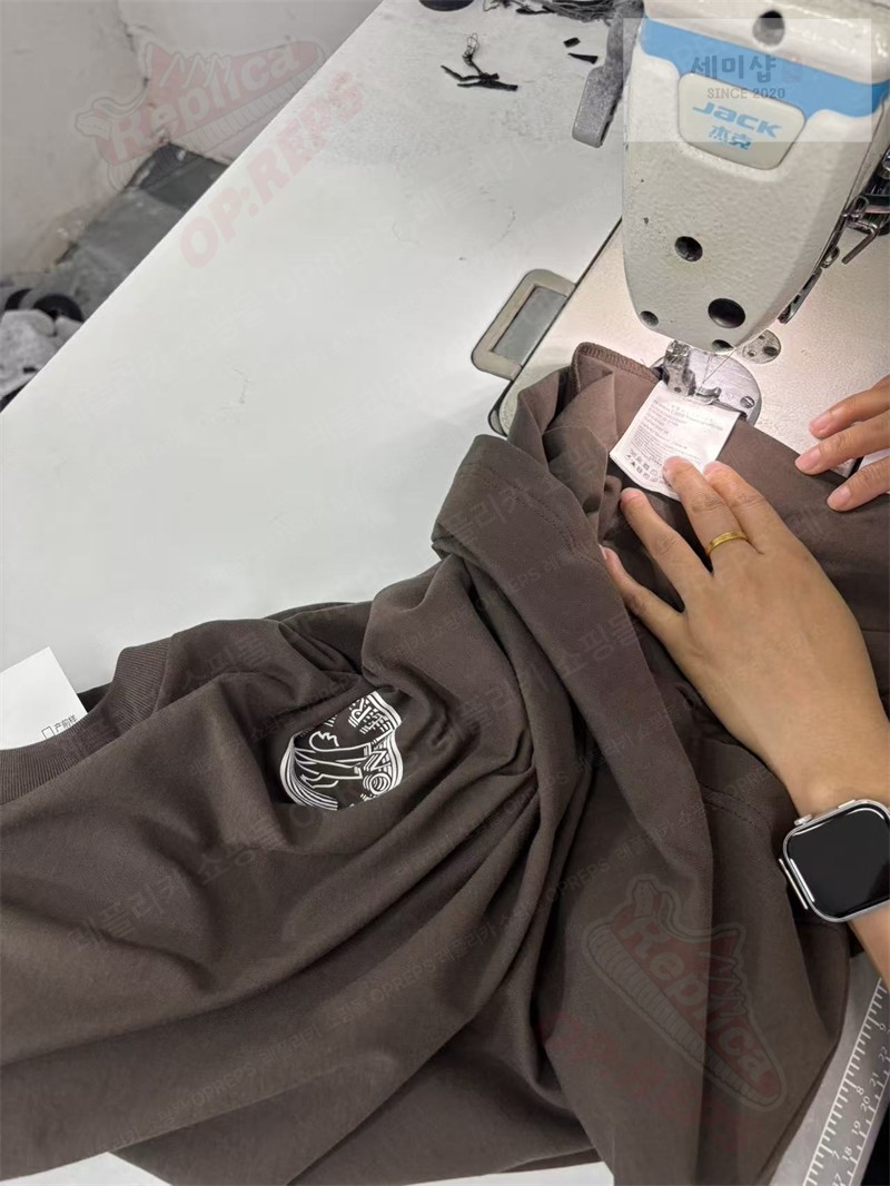 Moncler 몽클레어 로고 프린트 패치 코튼 티셔츠 블랙 의류 25번 이미지