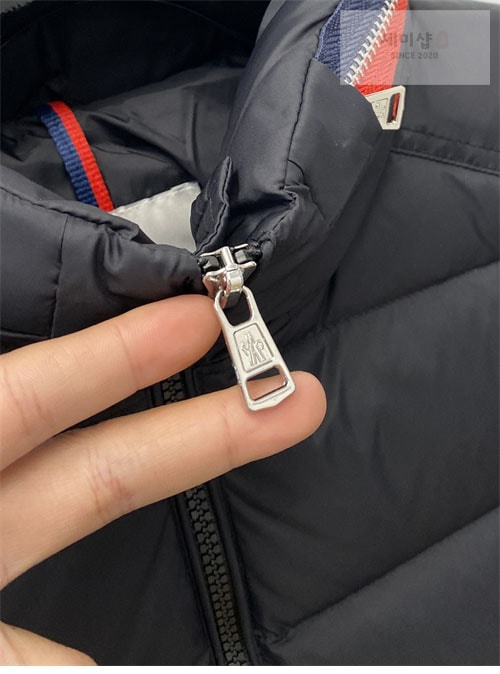 Moncler 몽클레어 보르네 Bourne 패딩 다운 자켓 의류 19번 이미지