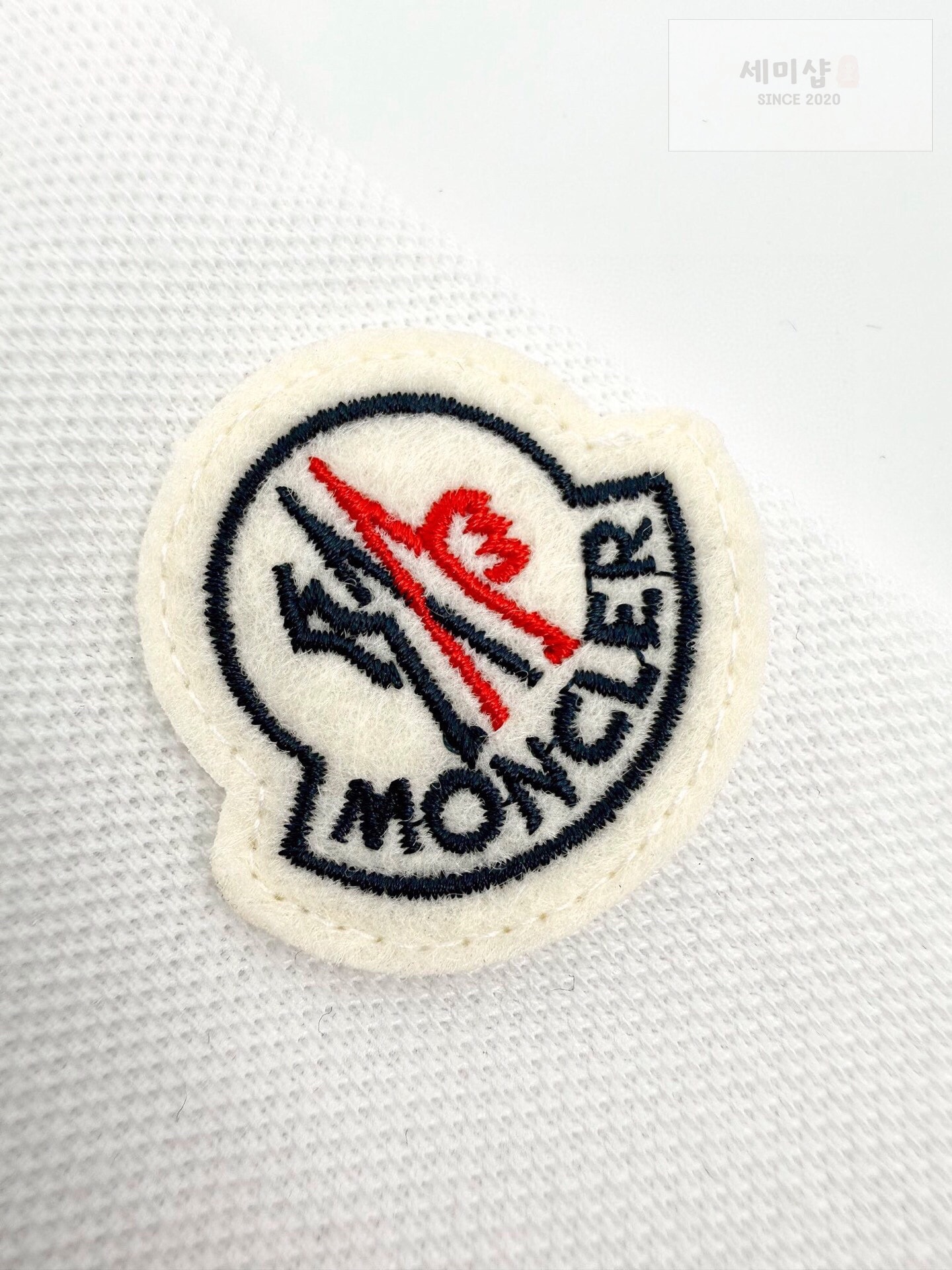 몽클레어 몽클레어 스크립트 로고 피케 셔츠 화이트 의류 9번 이미지