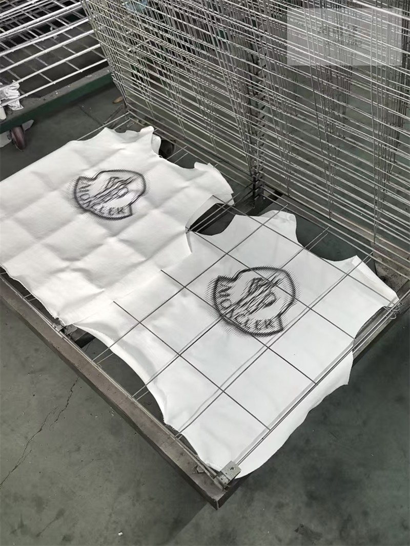 Moncler 몽클레어 크리스탈 로고 스웨트셔츠 화이트 의류 37번 이미지