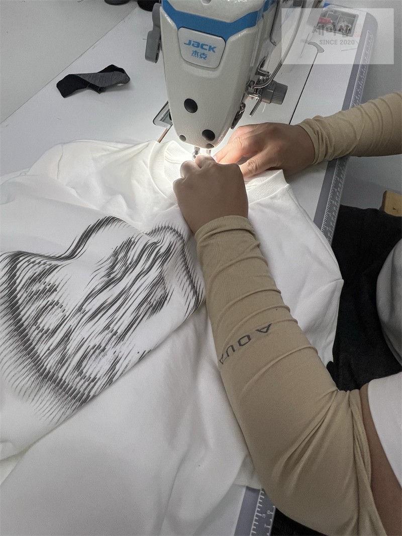 Moncler 몽클레어 크리스탈 로고 스웨트셔츠 화이트 의류 38번 이미지