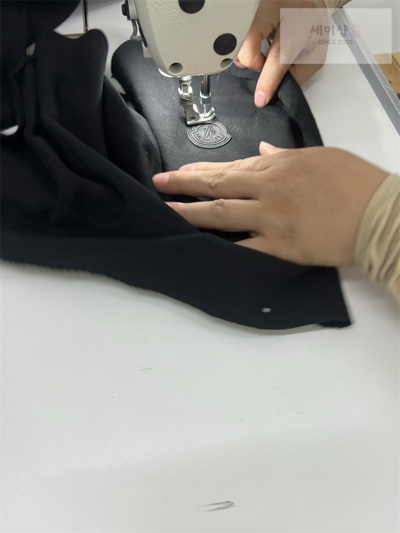 Moncler 몽클레어 크리스탈 로고 스웨트셔츠 화이트 의류 41번 이미지