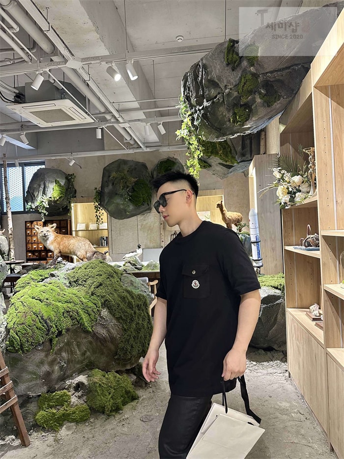 Moncler 몽클레어 포켓 패치 로고 반팔 티셔츠 의류 3번 이미지