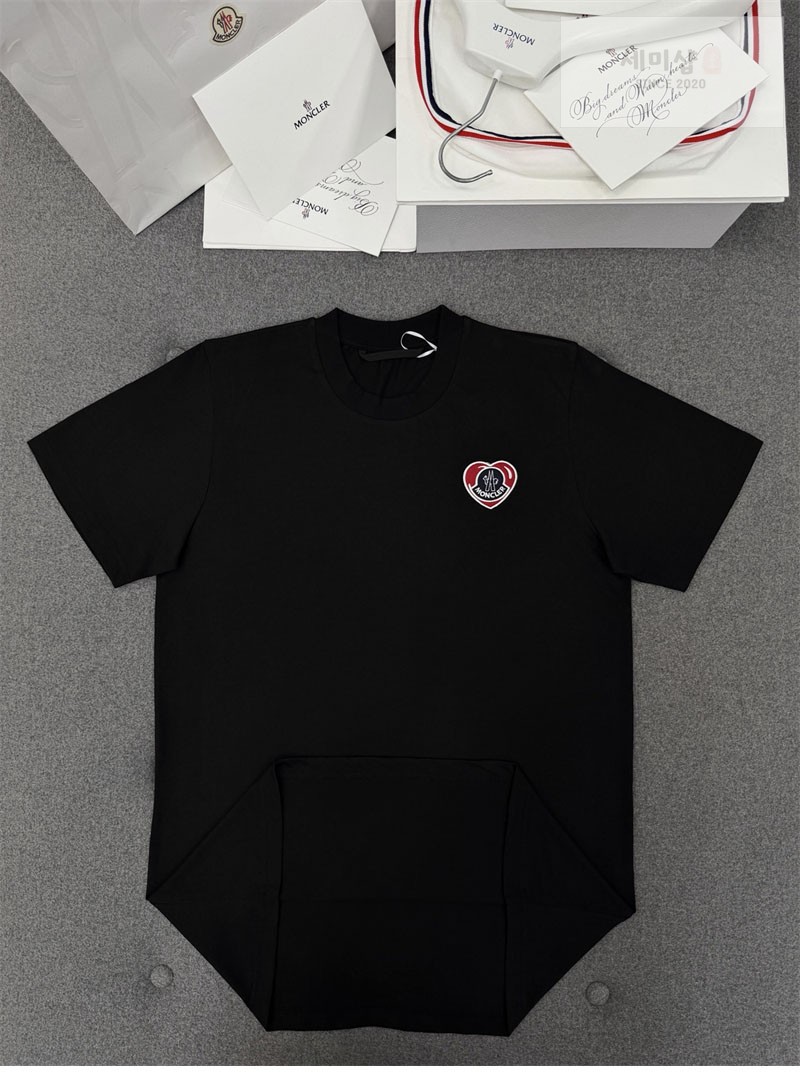 Moncler 몽클레어 하트 로고 패치 반팔 티셔츠 의류 8번 이미지