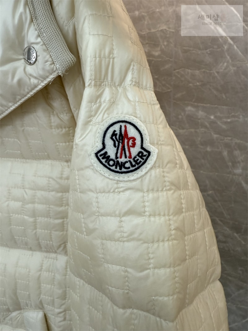 Moncler 몽클레어 Gisors 기조 숏 다운 패딩 자켓 화이트 의류 19번 이미지