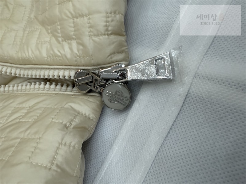 Moncler 몽클레어 Gisors 기조 숏 다운 패딩 자켓 화이트 의류 21번 이미지