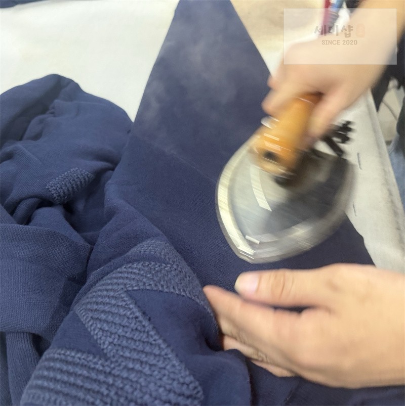 Moncler 몽클레어 M 로고 아플리케 코튼 블렌드 스웨터 네이비 의류 29번 이미지