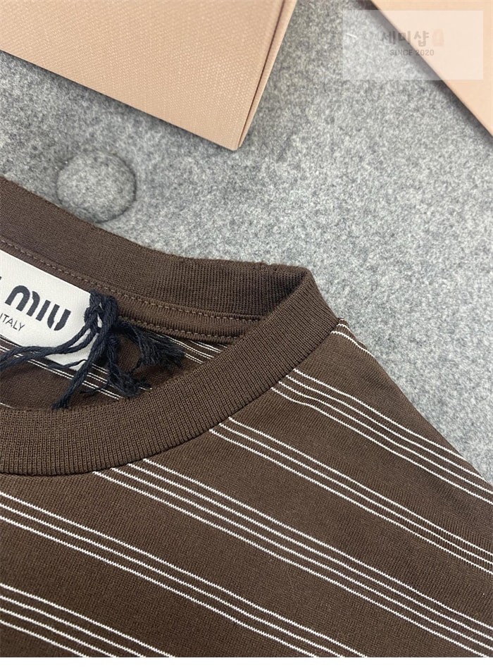 Miu Miu 미우미우 스트라이프 로고 패치 슬림핏 반팔 티셔츠 의류 22번 이미지