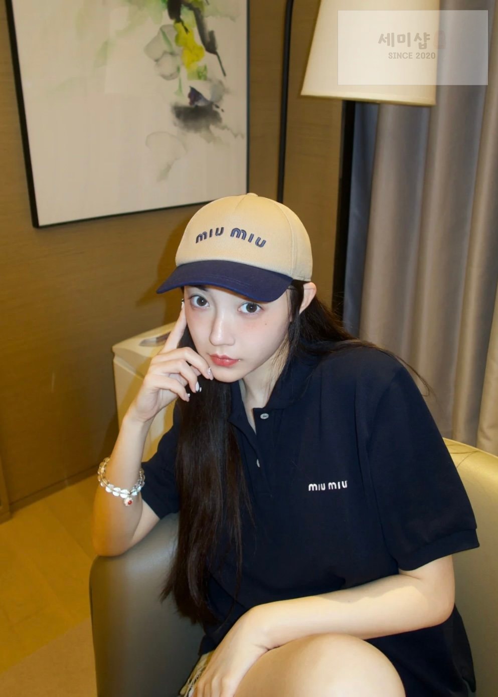 Miu Miu 미우미우 자수 로고 코튼 피케 폴로 반팔 셔츠 “2COLOR” 레플리카 2번 이미지 - 의류 | 세미샵 레플리카 사이트