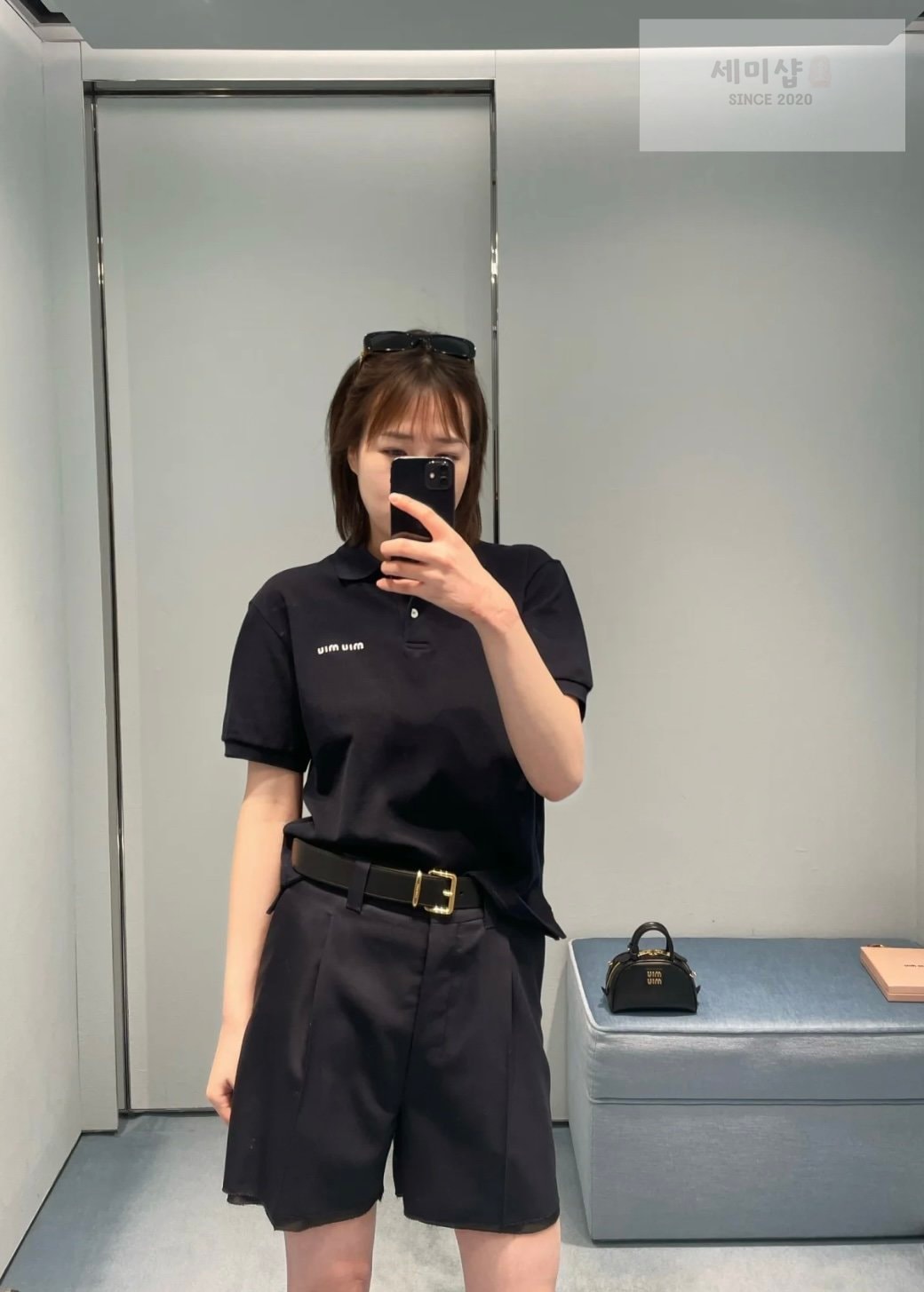 Miu Miu 미우미우 자수 로고 코튼 피케 폴로 반팔 셔츠 “2COLOR” 레플리카 3번 이미지 - 의류 | 세미샵 레플리카 사이트
