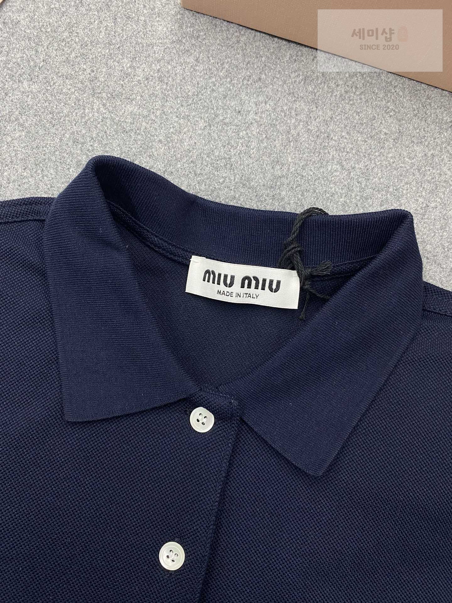 Miu Miu 미우미우 자수 로고 코튼 피케 폴로 반팔 셔츠 “2COLOR” 레플리카 8번 이미지 - 의류 | 세미샵 레플리카 사이트